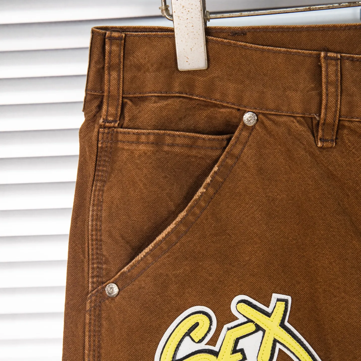 P260 Chrome Hearts new logging pants, yellow patchwork leather embroidered jeans, are a hot trend this season and are sought after by countless celebrities and fashionistas. The neat details of the cutting process add color to the playful fashion! The neat and meticulous design, and the well-fitting structure is unique. The upper body not only has outstanding recognition, but also looks younger and younger. A style with the ultimate wearing meaning and performance, gorgeous color matching, and the craftsmanship of this style is also extremely extraordinary. After the finished product is washed, it is disassembled and hand-made with sheepskin cross leather and then spliced ​​together to complete. The whole piece has too many craftsmanship to describe. It is decorated with patchwork cross flowers and high-waisted washed jeans! ! Absolutely high-end luxury product, a god-level single product, a super popular product, made by top heavy industry, a magic weapon that cannot be missed. Style number: 1848# Size: 28 30 32 34 36 Color: yellow brown